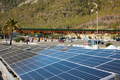 Paneles solares en el Future Road Lab de Abertis, un laboratorio de pruebas para nuevas tecnologías relacionadas con la conducción y la seguridad vial. /ABERTIS