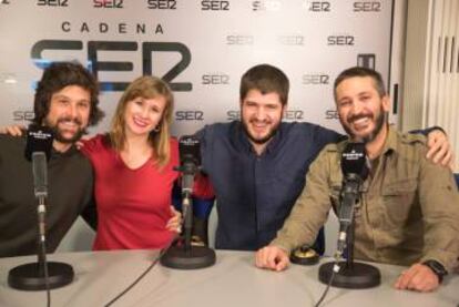 Un momento de la grabación del podcast 'La Redada' en los estudios de la Cadena Ser.