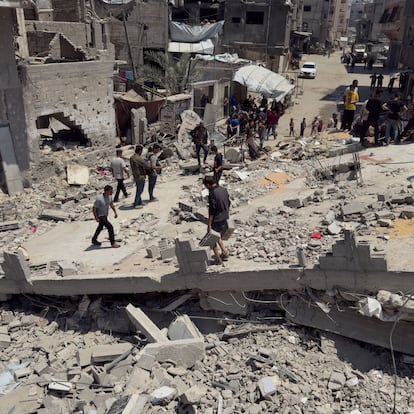 YABALIA (GAZA Y CISJORDANIA), 23/05/2025.- Los equipos de rescatistas de Defensa Civil, junto a ciudadanos gazatíes, extrajeron a lo largo de la noche nueve cadáveres entre los escombros de la vivienda de la familia Darmona de Yabalia (norte), bombardeada a última hora del jueves por Israel y bajo la que quedan atrapadas más de 50 personas, informaron Defensa Civil y los periodistas en el lugar. EFE/ Ahmad Awad