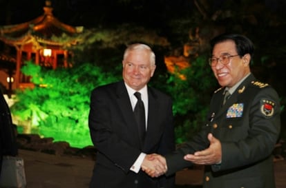 El secretario de Defensa de EE UU, Robert Gates, saluda a su homólogo chino, el general Liang Guanglie.