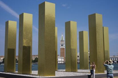 Instalação 'The sky over nine columns' by' no pavilhão da Alemanha, do artista Heinz Mack.