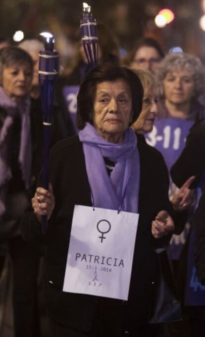 Una mujer porta una antorcha en recuerdo de una víctima del machismo, este martes.