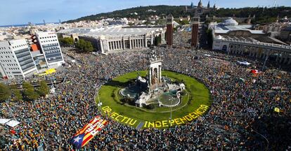 Vista general de la plaça d'Espanya durante la Diada.