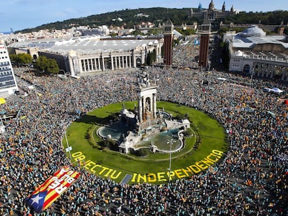 Vista general de la plaça d'Espanya durante la Diada.