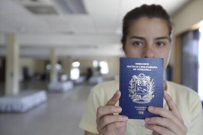 Una ciudadana venezolana muestra su pasaporte tras llegar a Guayaquil, Ecuador.