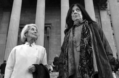 La premio Nobel de Literatura sudafricana Nadine Gordimer (izquierda) junto a Susan Sontag, en 2004.