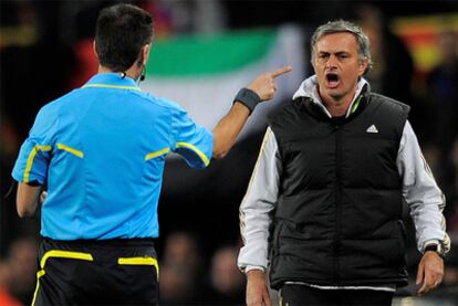 Mourinho protesta al árbitro durante el segundo tiempo.