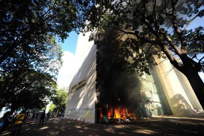 Ministério da Agricultura em chamas durante o protesto 'Ocupa Brasília'. 