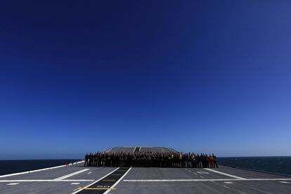 El príncipe Felipe posa con la tripulación del portaaviones 'Príncipe de Asturias'.