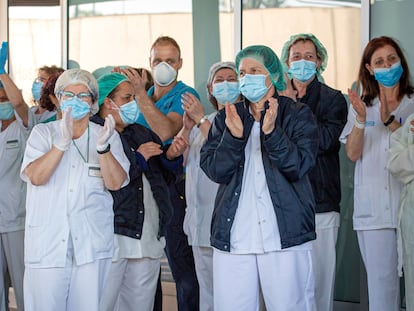 Médicos, personal de enfermería y celadores del hospital San Pedro de Logroño aplauden en apoyo a los trabajadores sanitarios.