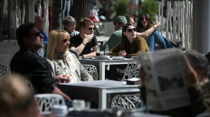 Turistas en una terraza en el barrio gótico de Barcelona.