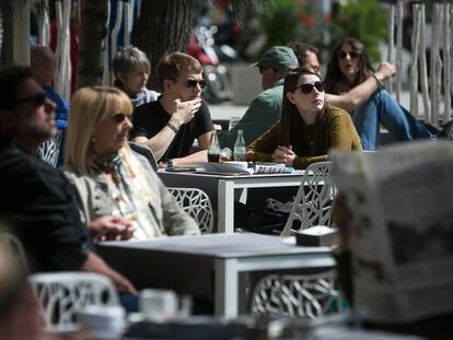 Turistas en una terraza en el barrio gótico de Barcelona.