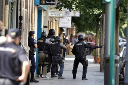 Agentes de policía, ayer, ante la entidad bancaria en la que se atrincheró el atracador.