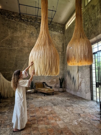 Dos gigantescas lámparas, parte de un encargo de nueve piezas. Cada una de ellas necesita 25 kilos de fibra y tres meses de trabajo.