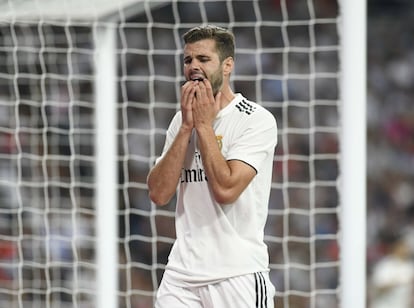 Nacho, jugador del Real Madrid, se lamenta.