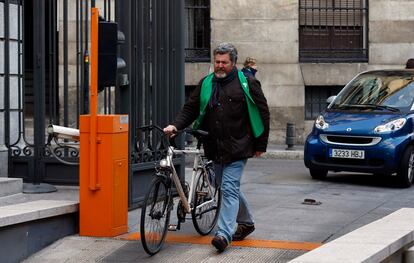 El diputado electo de EQUO, Juantxo López de Uralde (i), perteneciente al grupo parlamentario de Podemos, llegan en bicicleta a la sesión constitutiva de la Cámara para reivindicar una movilidad sostenible.
