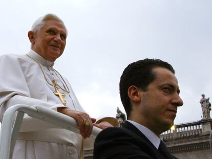 En primer plano, Paolo Gabriele, mayordomo del papa Benedicto XVI (al fondo) en una imagen de 2006.