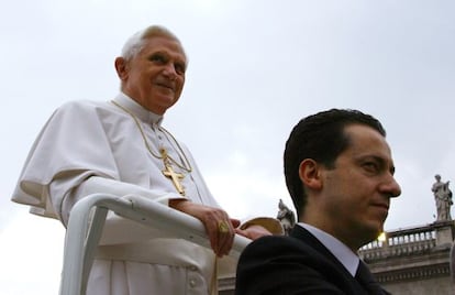 En primer plano, Paolo Gabriele, mayordomo del papa Benedicto XVI (al fondo) en una imagen de 2006.