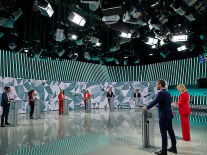 Los candidatos, este miércoles en el debate de Telemadrid. Desde la izquierda: Iglesias, Monasterio, García, Ayuso, Gabilondo y Bal.
