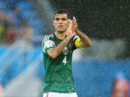 Rafael Marquez saluda al público tras el partido contra Camerún.