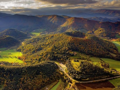 Paisatge de la Garrotxa, amb el volcà de Santa Margarida en primer pla.