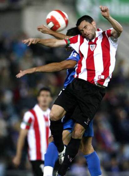 Orbaiz y Casquero se disputan la pelota.