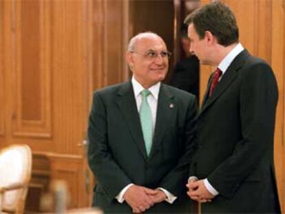 Francisco Hernando charla con José Luis Rodríguez Zapatero en abril pasado.