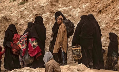 Mujeres y niños huyen de Baguz, el pasado 14 de marzo.