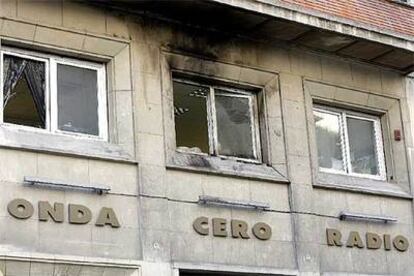 Estado en que quedó la fachada de la sede de Onda Cero en Pamplona tras el ataque con artefactos incendiarios.