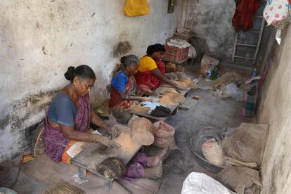 Trabajadoras indias preparan varillas de incienso, en un taller pequeño, en Ahmedabad (India).