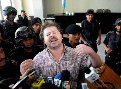 El ex diputado guatemalteco Manuel Castillo llega custodiado por la policía a los tribunales de Guatemala.
