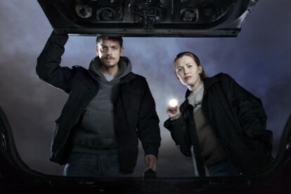 Joel Kinnaman y Mireille Enos, en una escena de <i>The killing. </i>Abajo, Sofie Gråbøl, en la versión danesa de la serie.