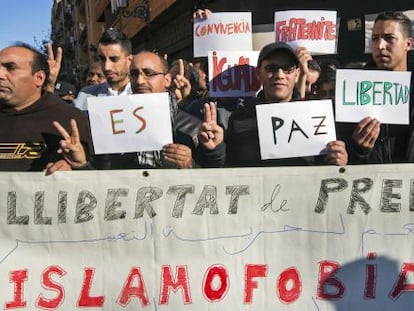 Miembros de la comunidad musulmana de Valencia se manifestan contra el atentado de París. 