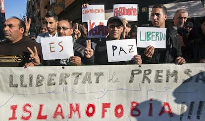 Miembros de la comunidad musulmana de Valencia se manifestan contra el atentado de París.