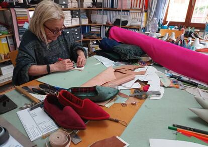 Las zapatillas Venezianas se fabrican en talleres artesanos en la Toscana.