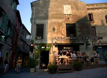 Una de las terrazas que animan La Cité, el centro histórico intramuros de Carcassonne.