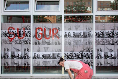 Un mural "decolonial" de la artista turca Nil Yalter, en una calle de Berlín.