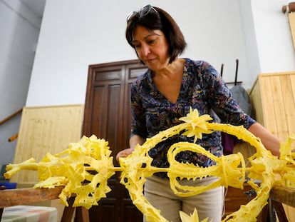 Paqui Serrano, con la palma destinada a la reina Letizia, en su taller de Elche.