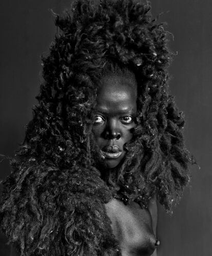 La interpretación actual de una bruja. Zanele Muholi, Somnyama IV, Oslo, 2015. Cortesía de la artsita y de Yancey Richardson, Nueva York.