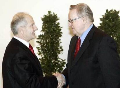 Martti Ahtisaari (derecha) saluda al presidente de Kosovo, Fatmir Sejdiu.