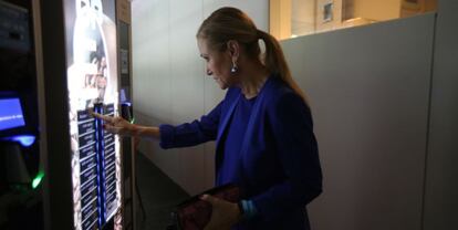 Cifuentes saca un café de una máquina de la sede de la calle Génova.