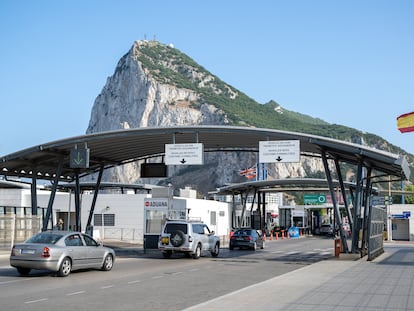 Paso de vehículos en la aduana entre España y Gibraltar, este miércoles.