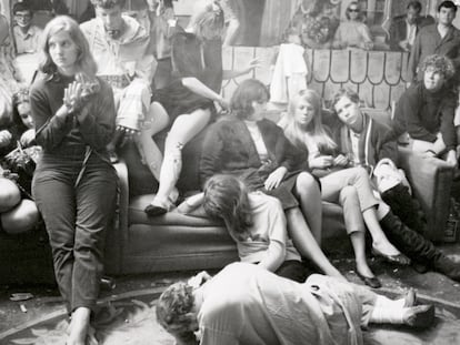 Un grupo de jóvenes en una sesión Acid Test (una serie de fiestas centradas en el uso del LSD) organizada en San Francisco en 1966 por el autor Ken Kesey y sus seguidores, los Merry Pranksters.
