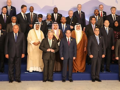 Foto de familia en la Cumbre del Clima COP27 de 2022. La mayoría, hombres.