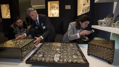 Mónica Piera, experta de Tefaf, examinando obra.