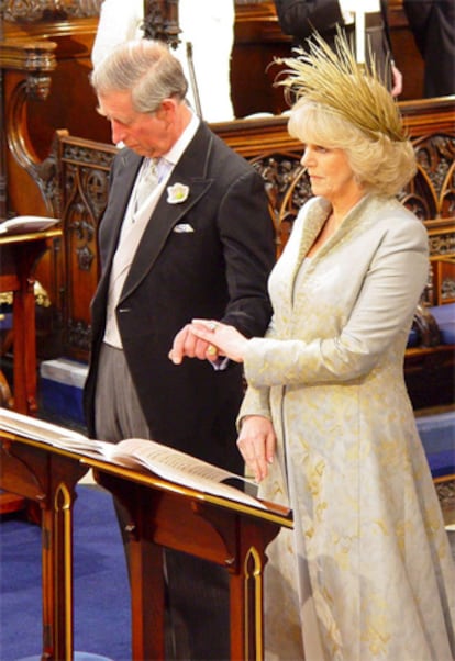 El príncipe Carlos de Inglaterra y Camilla Parker Bowles reciben la bendición religiosa en la capilla de San Jorge en el castillo de Windsor. Los dos se han jurado fidelidad eterna y han pedido perdón por los pecados del pasado.