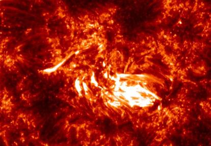 Imagen ultravioleta de una regi&oacute;n activa del Sol tomada el 24 de septiembre de 2013, con plasma a temperaturas de 140.000 grados cent&iacute;grados.
 