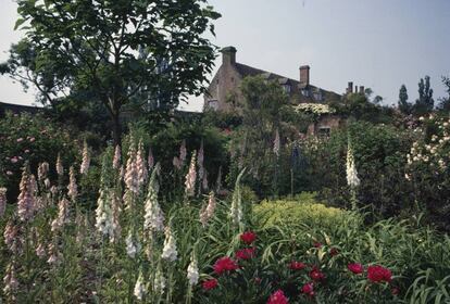 O jardim de Sissinghurst, organizado em diferentes áreas, foi desenhado por Harold, enquanto o plantio foi trabalho de Vita. “Era uma maneira de completar seus livros, assim como a mão esquerda completa a direita quando se toca piano”, conta o filho de ambos em um livro. 