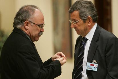El líder de ERC, Josep Lluís Carod Rovira, conversa con el vicepresidente primero del Parlament, Higini Clotas.