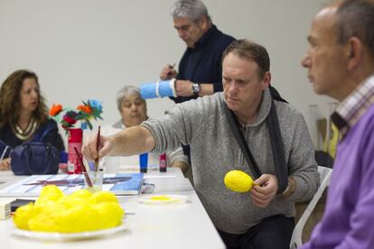 Enfermos mentales, durante el taller que ha acogido el Museo Carmen Thyssen. De pie, Francisco Durán, enfermero especialista en Salud Mental e ideólogo del programa.